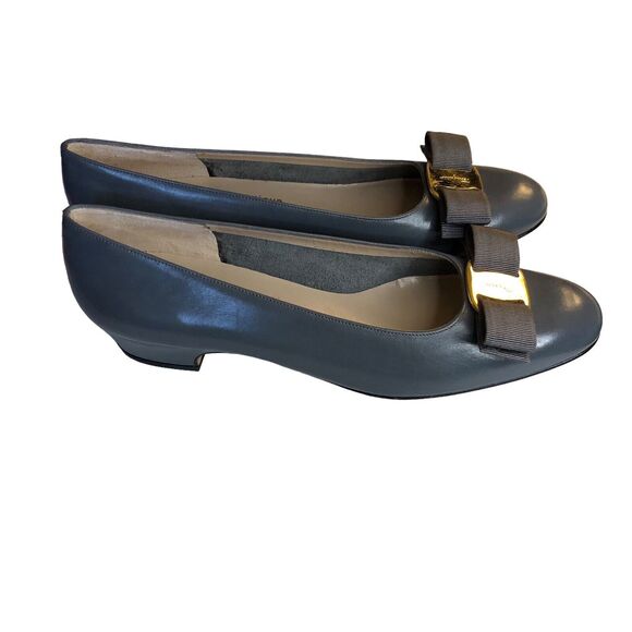 Salvatore Ferragamo Lilla Classic Pump 6.5 New In Box
FITS LIKE A 5!!! - Picture 2 of 9